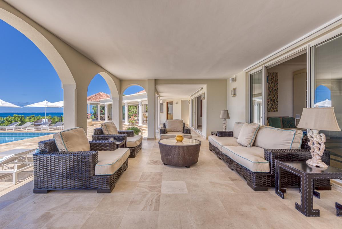 7 Location villa piscine vue mer Terres Basses Saint Martin_salon exterieur